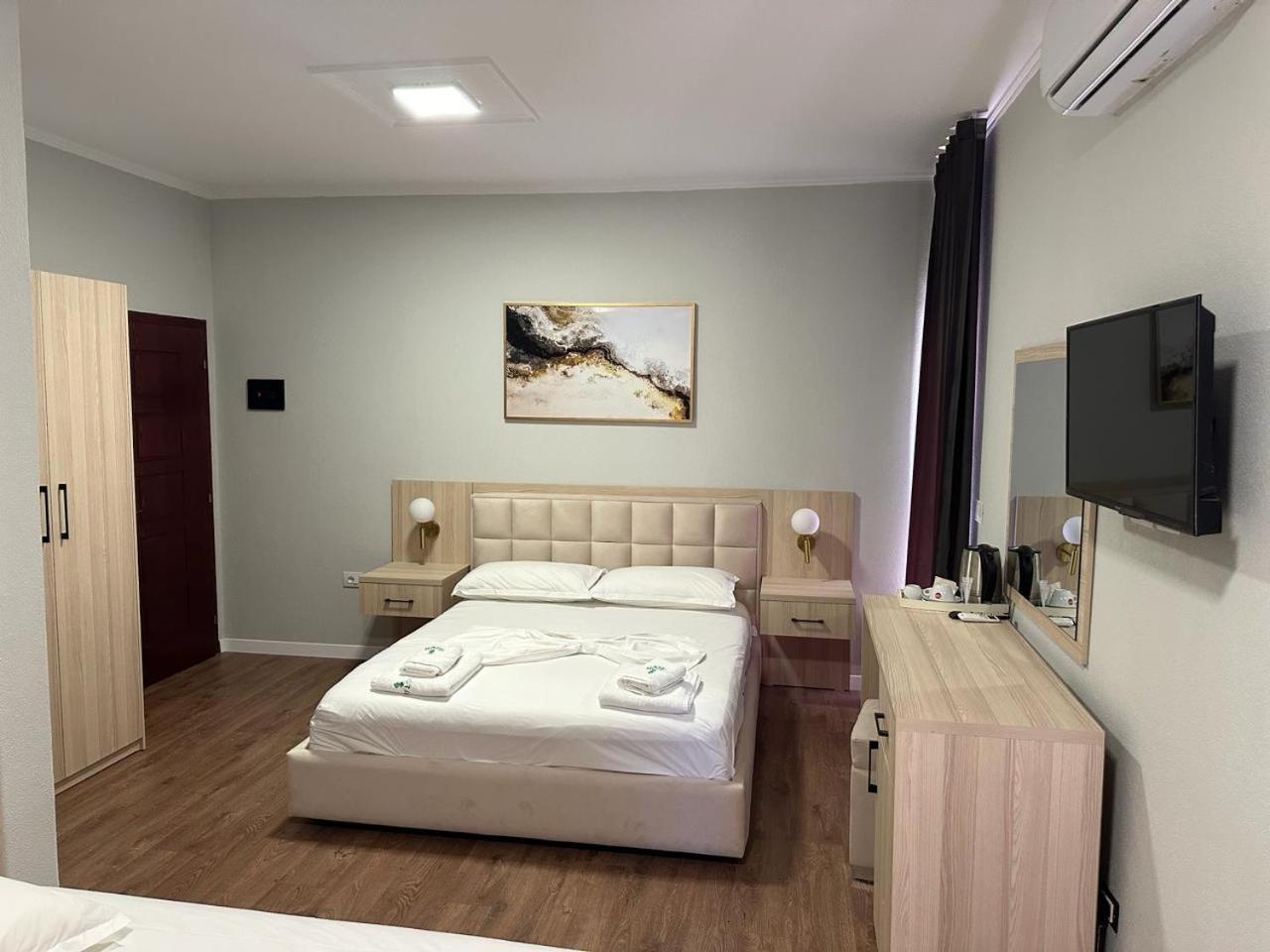 Hotel Dollari Kryemëdhej Buitenkant foto