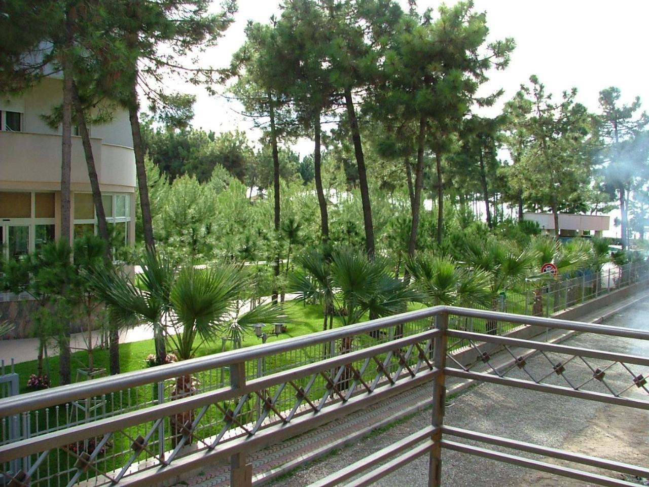 Hotel Dollari Kryemëdhej Buitenkant foto