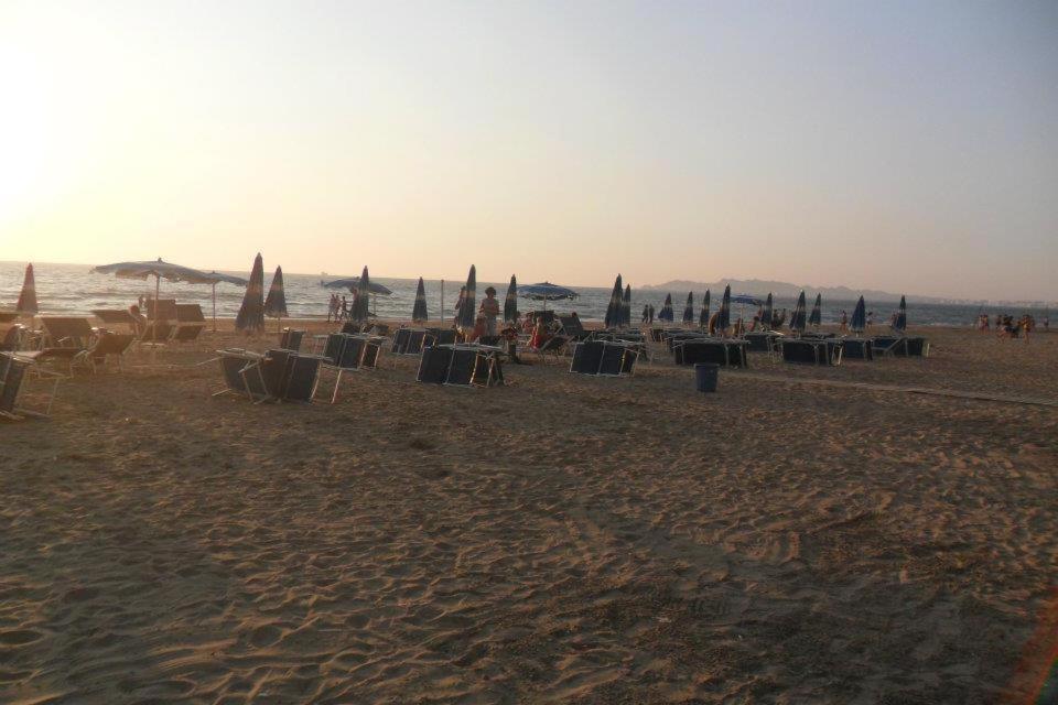 Hotel Dollari Kryemëdhej Buitenkant foto