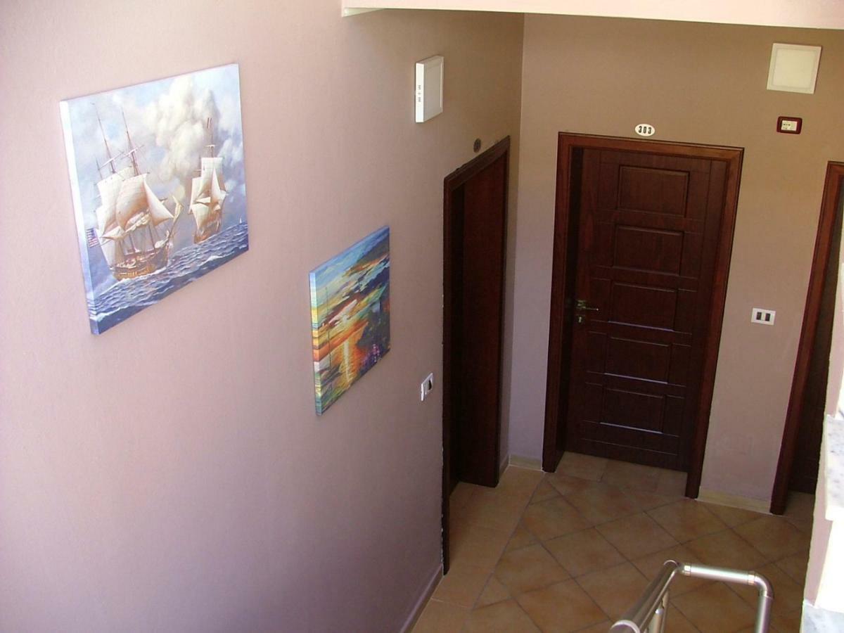 Hotel Dollari Kryemëdhej Buitenkant foto